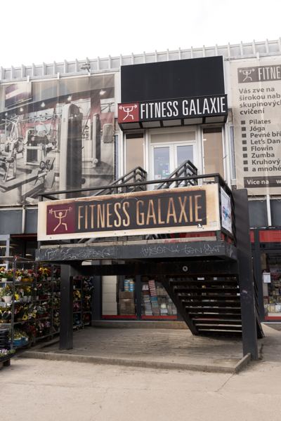 Vchod do salónu - budova Fitness Galaxie